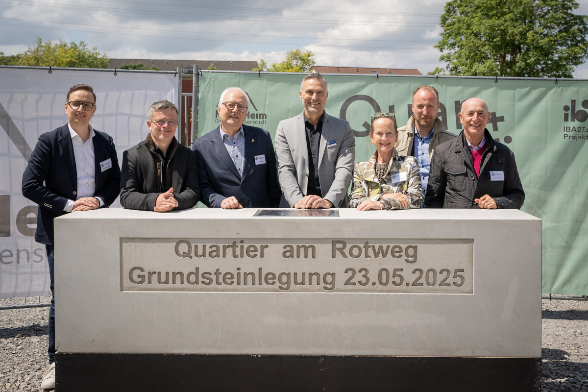 Foto der Grundsteinlegung mit Vorstand und Aufsichtsrat